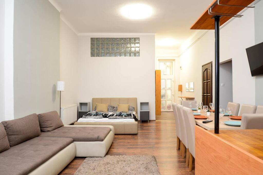 Famous Kiraly Street At Large 3Br 10Ppl @ Central Budapest Bagian luar foto